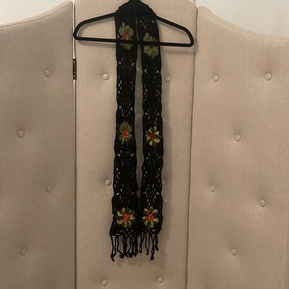 Vintage Hand Made Crochet Triangular Black Shawl/Scarf w Coral Flowers & Fringes - Picture 5 of 6